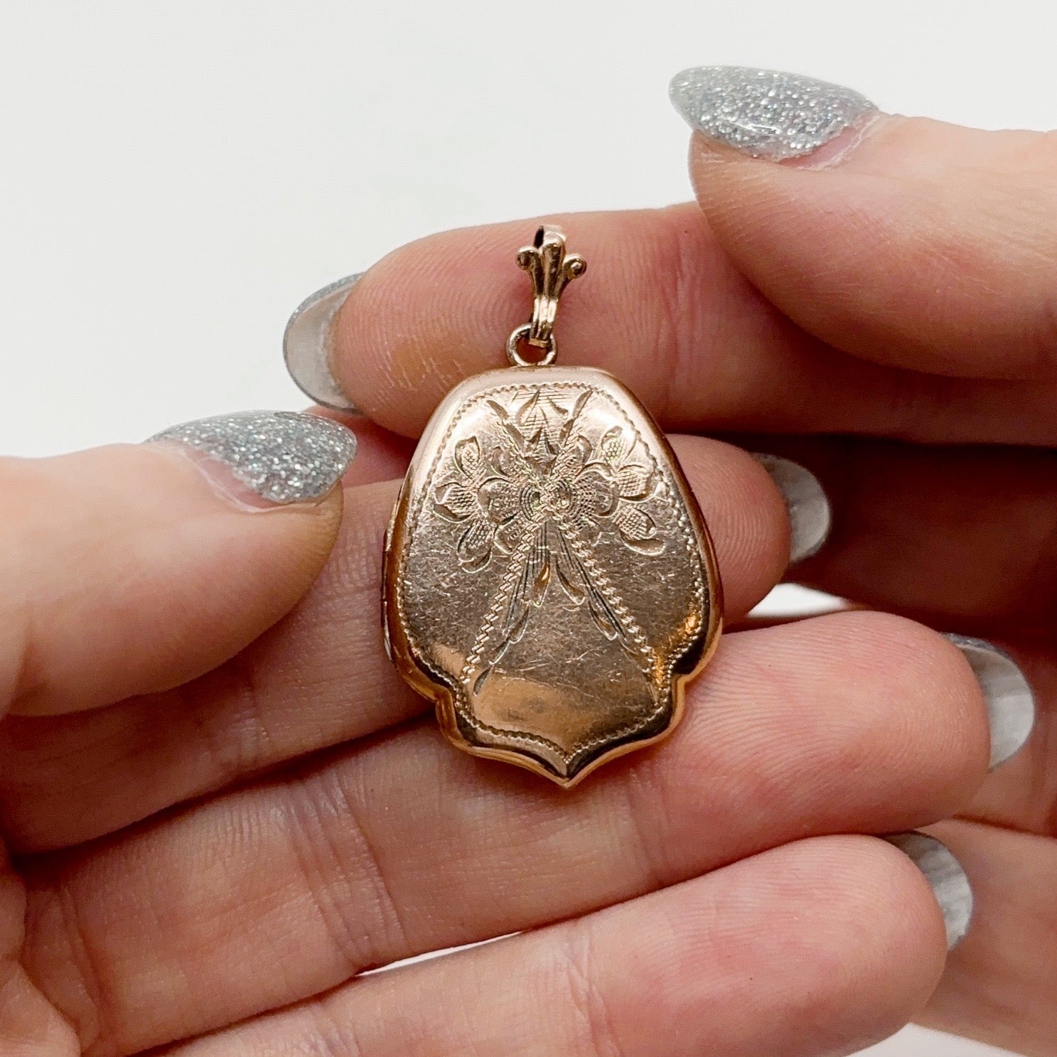 La Correspondance | French Late Victorian Gold Filled Etched Locket, c. 1880s–1890s