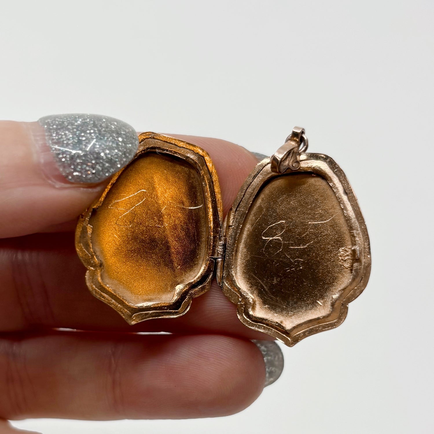 La Correspondance | French Late Victorian Gold Filled Etched Locket, c. 1880s–1890s